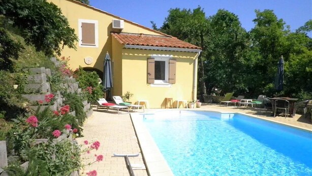 A swimming pool with lounge chairs and a small building with a tiled roof. - Villa With Private Pool and Panoramic View (Saint-Paul-Trois-Chateaux)