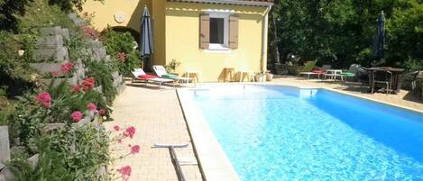 Piscine intérieure, piscine extérieure