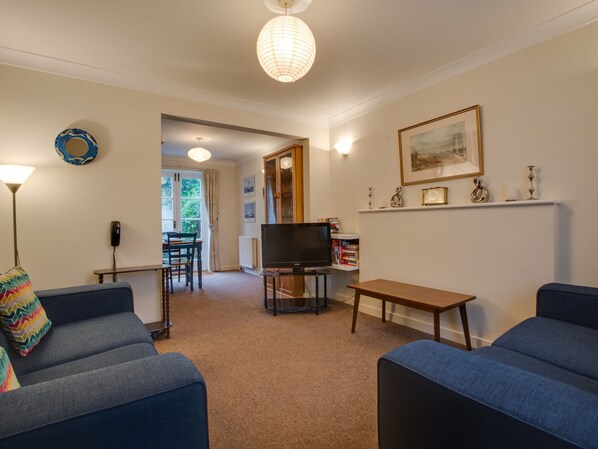 House | Living room - Serene Holiday Home in Hove With Garden (Brighton)
