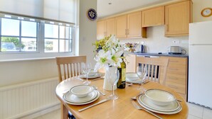 Dining - Holiday Home With View of the Beach and Private Parking Space (Bideford)