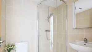 Combined shower/tub, towels - Holiday Home With View of the Beach and Private Parking Space (Bideford)