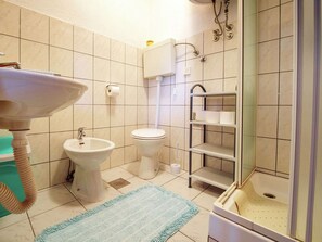 Cottage | Bathroom