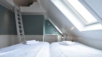 House | 5 bedrooms, individually furnished, bed sheets