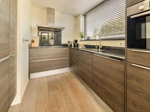 House | Private kitchen | Microwave, highchair - Beautiful Holiday Home With Terrace (Egmond aan den Hoef)