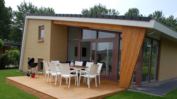 House | Balcony - Cozy Holiday Home With a Private Jetty, in Lemmer (Lemmer)