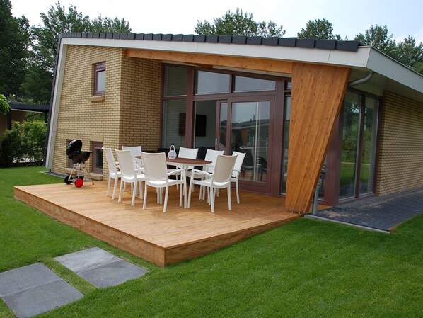 House | Balcony - Cozy Holiday Home With a Private Jetty, in Lemmer (Lemmer)