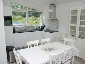 House | Private kitchen | Fridge, microwave, dishwasher, coffee/tea maker - Cozy Holiday Home With a Private Jetty, in Lemmer (Lemmer)