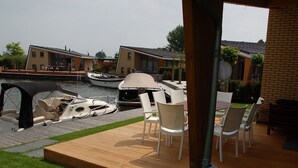 House | Balcony - Cozy Holiday Home With a Private Jetty, in Lemmer (Lemmer)