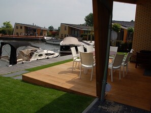 House | Balcony - Cozy Holiday Home With a Private Jetty, in Lemmer (Lemmer)