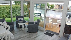 House | Living room - Cozy Holiday Home With a Private Jetty, in Lemmer (Lemmer)