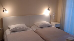 Ein Doppelbett mit zwei Kissen und einem gefalteten Handtuch.