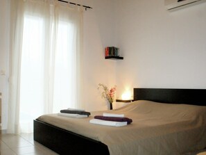 Villa | 2 bedrooms, individually furnished, bed sheets - Pretty Holiday Home in Grays near Chafford Gorges Nature Park (Rethymno)