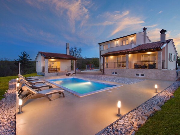 Villa | Piscina | Una piscina cubierta, una piscina al aire libre