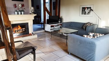 House | Living room | Fireplace, DVD player, MP3 dock
