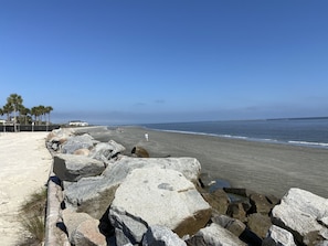 Ranta lähistöllä, rantapyyhkeitä