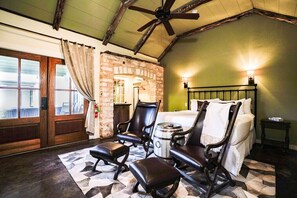 1 bedroom, WiFi - Tank House w/personal hot tub & fireplace on Main St. (Fredericksburg)