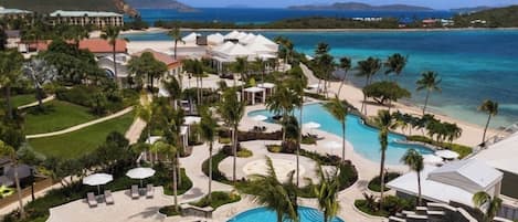 Una piscina al aire libre, una piscina climatizada