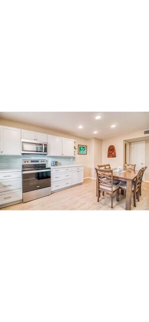 冷蔵庫、電子レンジ、オーブン、コンロ