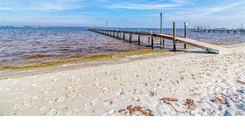 Perto da praia, espreguiçadeiras, toalhas de praia