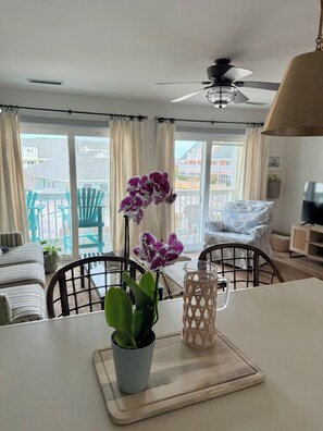 TV - King Bedroom Suite Condo - Walking Distance to Beach!!! Linens/Towels included!! (Emerald Isle)