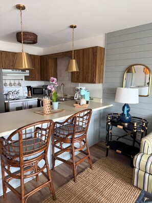 Jääkaappi, mikroaaltouuni, uuni, liesi