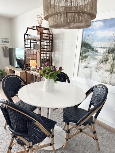 King Bedroom Suite Condo - Walking Distance to Beach!!! Linens/Towels included!!