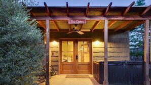 Il s’agit d’un bâtiment en bois sur lequel on peut lire l’inscription « The Cuvee ». On y trouve une porte d’entrée, un ventilateur de plafond et une véranda couverte.
