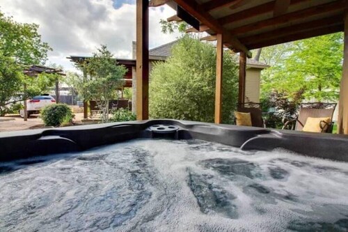 The Cuvee Cottage w/personal hot tub & fireplace