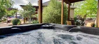 The Cuvee Cottage w/personal hot tub & fireplace