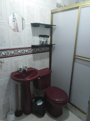 Bañera, toallas, jabón y champú