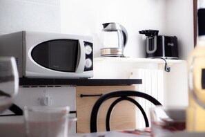 Frigorifero, microonde, forno, piano cottura