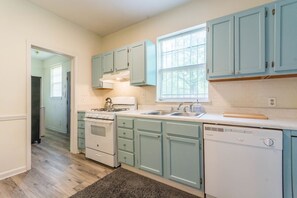 Fridge, microwave, oven, stovetop - 🔥SUPER CLEAN Cozy, Secure & Convenient Quiet Home near 🚑 UAMS & VA Hospitals (Little Rock)