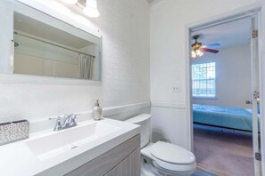 Duschwanne, Haartrockner, Handtücher, Seife