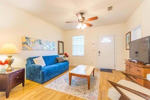 TV, books - 🔥SUPER CLEAN Cozy, Secure & Convenient Quiet Home near 🚑 UAMS & VA Hospitals (Little Rock)