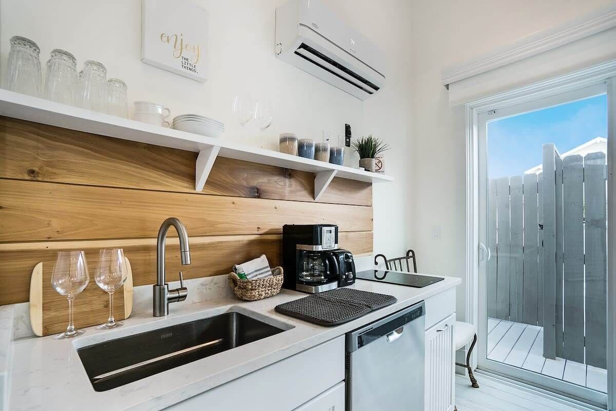 Cafetera/tetera, refrigerador, placa de cocina, lavavajillas