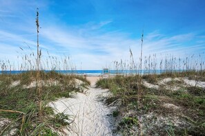 Beach - 100 Steps to Sand, Private Deck, BBQ, Beach Gear (St. Augustine)