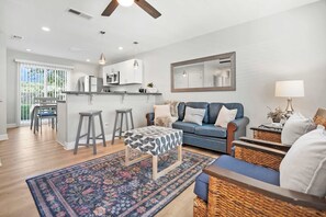 TV, fireplace, Netflix, Hulu - Just North of Downtown, Fenced Yard, BBQ, Patio (St. Augustine)