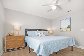 1 bedroom, iron/ironing board, travel crib, WiFi - Just North of Downtown, Fenced Yard, BBQ, Patio (St. Augustine)