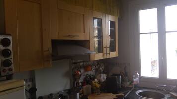 Een koelkast, een microgolfoven, een oven, een kookplaat