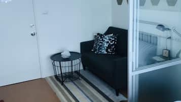 Deluxe appartement, 1 queensize bed, uitzicht op strand, aan het strand | 1 slaapkamer, Select Comfort-bedden, een minibar met enkele gratis items