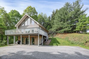 A two-story house with a balcony, a covered porch, and a staircase leading to the upper level. - The Hideaway -Raystown Lake Vacation Rentals, Aunt Susie's (Hesston)