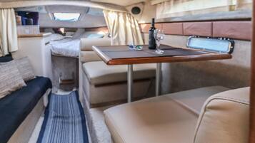 Apartment, 2 Doppelbetten (Puerto Rico's Yacht Xperience) | Wohnzimmer | Fernseher, Stereoanlage