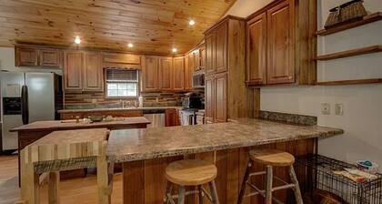 Deep Creek Apt#2, 2Bd/2Ba, A+ location just a mile from Nat Park, Train, Bryson