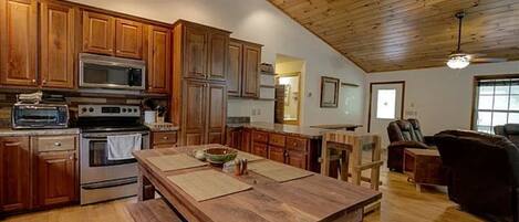 Kylskåp, mikrovågsugn, ugn och spishäll