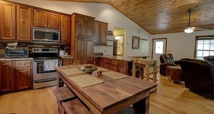 Deep Creek Apt#2, 2Bd/2Ba, A+ location just a mile from Nat Park, Train, Bryson