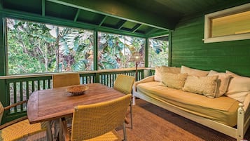 Rumah, Beberapa Tempat Tidur, pemandangan gunung (Kauai Tree House) | Ruang keluarga | Televisi layar datar 40-inci dengan saluran TV kabel dan TV