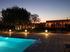 Una piscina al aire libre