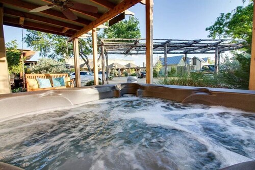 Angel's Share Cottage w/hot tub & fireplace, 3 blocks from downtown