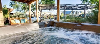 Angel's Share Cottage w/hot tub & fireplace, 3 blocks from downtown