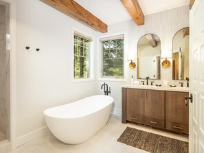 Bathtub, hair dryer - Family Fun, Hot Tub, Suncadia Pool Access (Cle Elum)